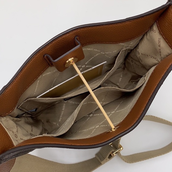 MICHAEL KORS
Briley Small Logo Messenger Bag Brown signature color - Picture 12 of 15